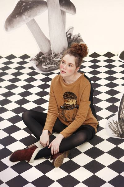 38周深卡其美女圖案衛(wèi)衣