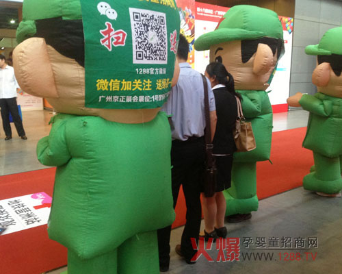 廣州展火爆娃娃成展商們的留念焦點(diǎn)