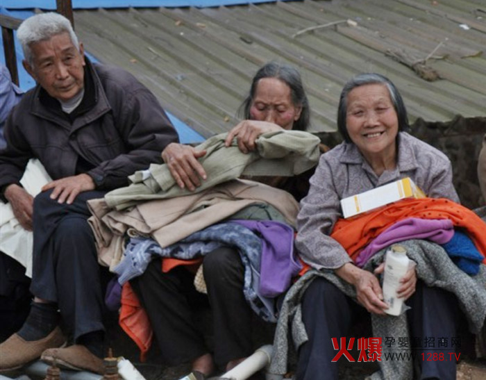 貝寧食品與聯(lián)建建設集團攜手給連州山區(qū)送溫暖