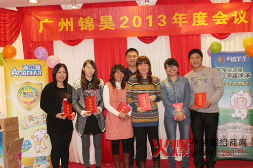 程總為公司優(yōu)秀員工頒發(fā)發(fā)榮譽(yù)證書(shū)