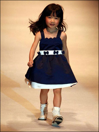 美孩子黑色可愛吊帶裙