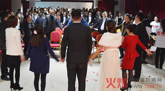 全體員工共唱公司歌