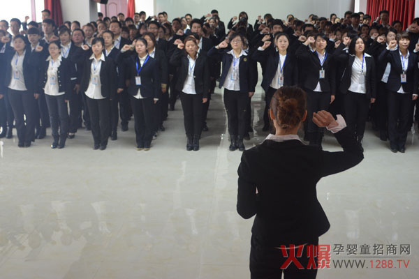 團(tuán)結(jié)奮進(jìn)的火爆網(wǎng)員工