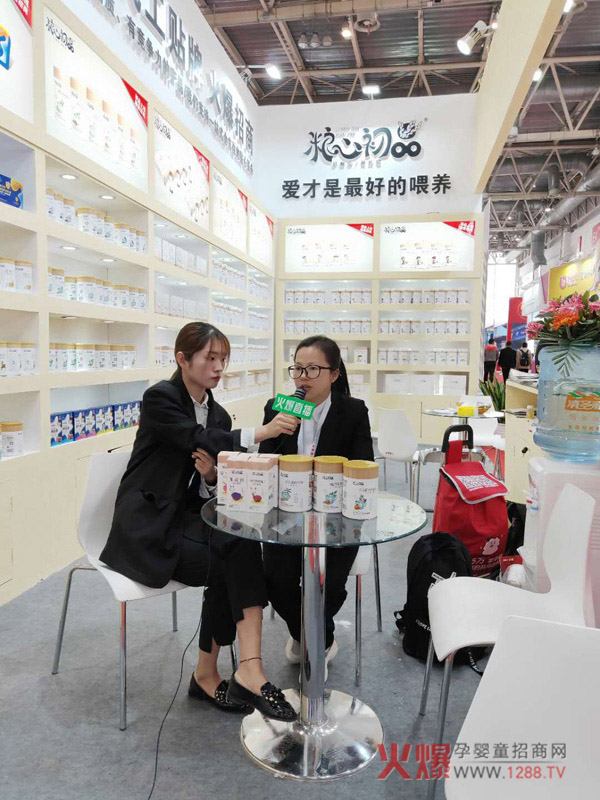 糧心初品品牌負責(zé)人接受火爆嬰童網(wǎng)現(xiàn)場直播采訪 糧心初品品牌負責(zé)人接受火爆嬰童網(wǎng)現(xiàn)場直播采訪