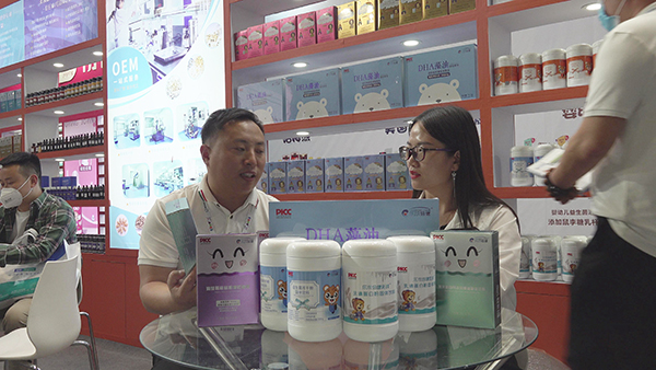 山東科舉藥業(yè)展會現(xiàn)場負責人楊總介紹展會上的新品.jpg 山東科舉藥業(yè)展會現(xiàn)場負責人楊總介紹展會上的新品.jpg