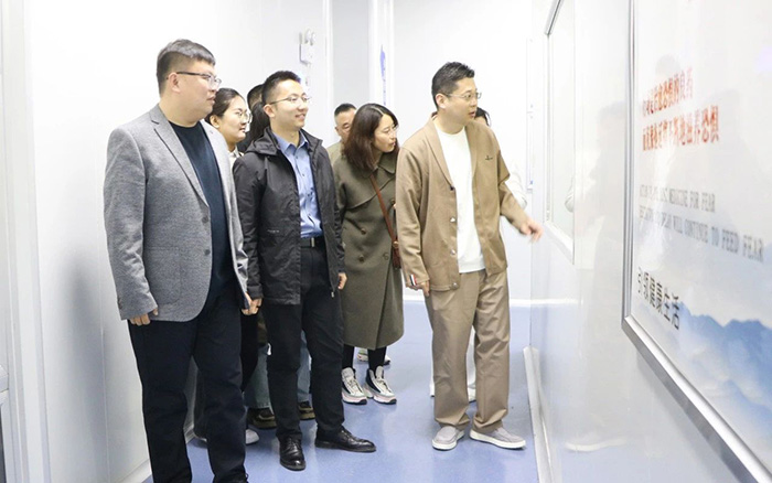 菏澤學(xué)院藥學(xué)院領(lǐng)導(dǎo)蒞臨中舜生物考察指導(dǎo)6.jpg 菏澤學(xué)院藥學(xué)院領(lǐng)導(dǎo)蒞臨中舜生物考察指導(dǎo)6.jpg