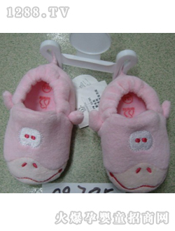 麗嬰房粉色學(xué)步鞋