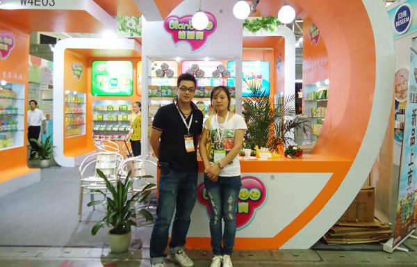 會(huì)員客戶與工作人員合影